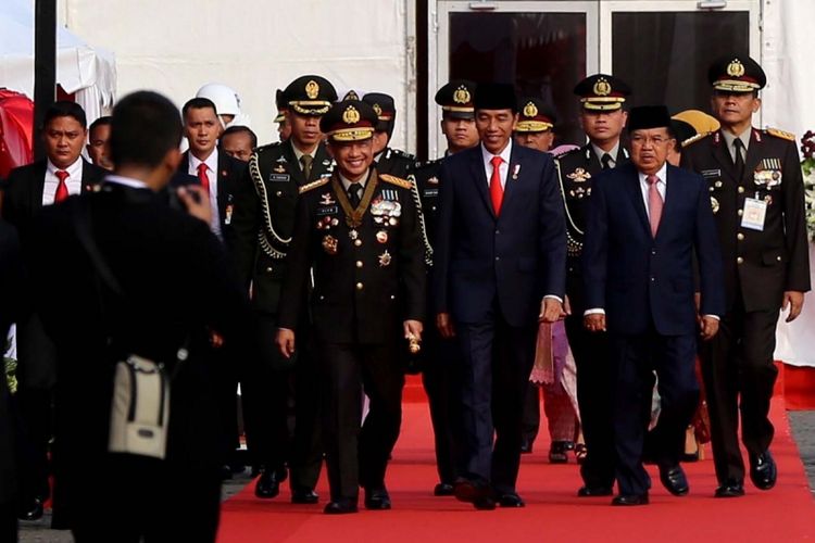 Kapolri Jenderal Pol Tito Karnavian, Presiden Joko Widodo (tengah) dan Wakil Presiden Jusuf Kalla tiba di Lapangan Silang Monas, Jakarta Pusat, Senin (10/7/2017). Upacara peringatan hari ulang tahun ke-71 Bhayangkara melibatkan 2.408 personel gabungan dari Polri, TNI, instansi terkait, hingga organisasi Pramuka. 