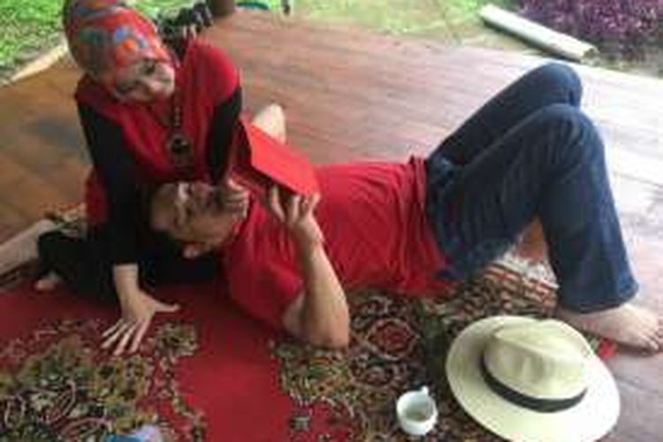 Wali Kota Bandung Ridwan Kamil saat bersantai bersama istrinya Atalia Praratya di Teras Cikapundung beberapa waktu lalu.