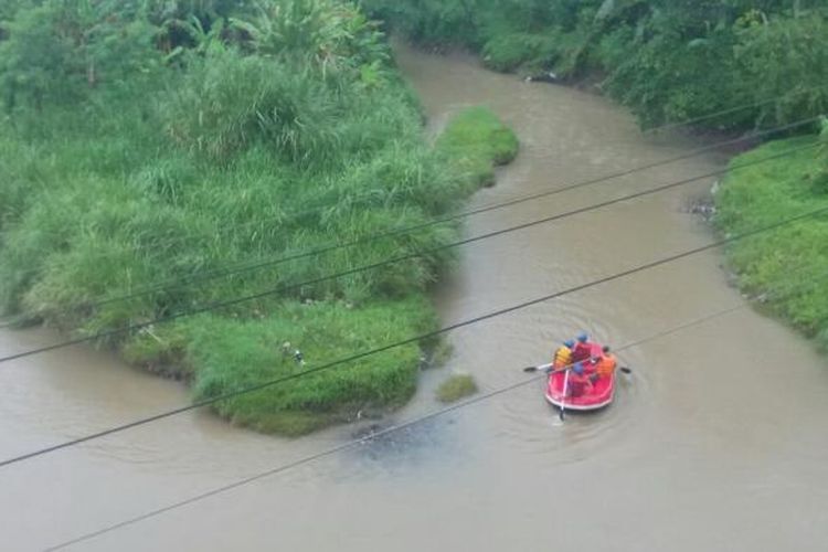 Satu tim SAR menggunakan perahu karet menyisir Sungai Cimandiri, Palabuharatu, Sukabumi, Jawa Barat, Rabu (8/2/2017).
