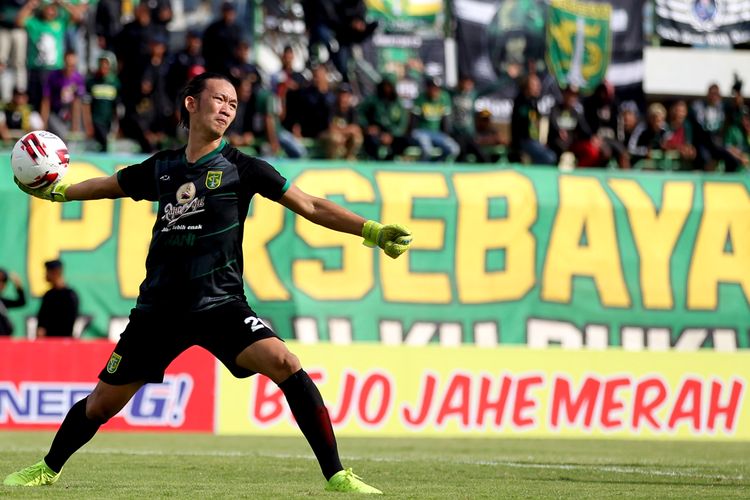 Penjaga kiper Persebaya Surabaya untuk musim 2020, Rivky Mokodompit.