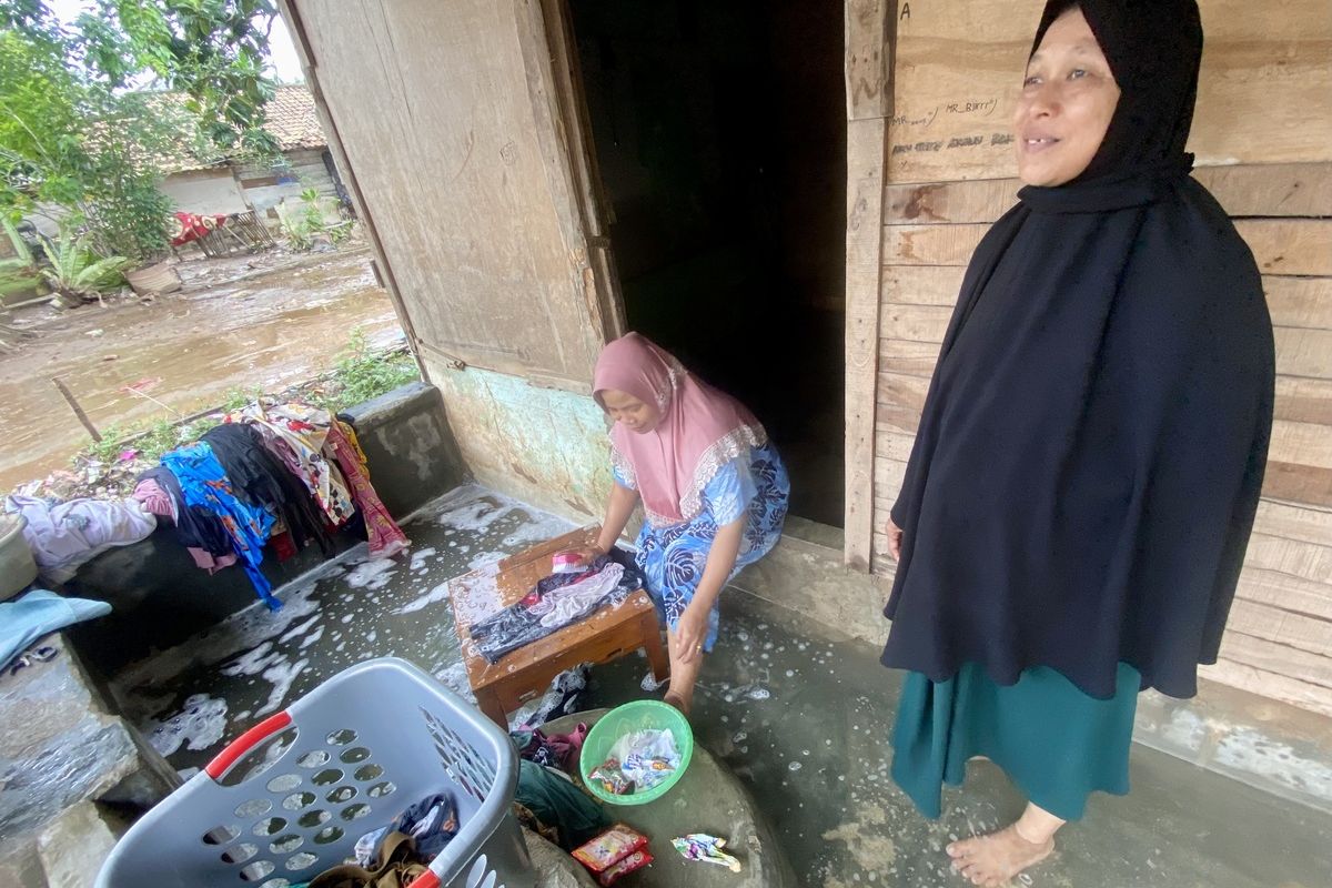 Tiba-tiba Keluar Air Bersih dari Teras Rumah Warga Pascabanjir di Way Lunik Lampung