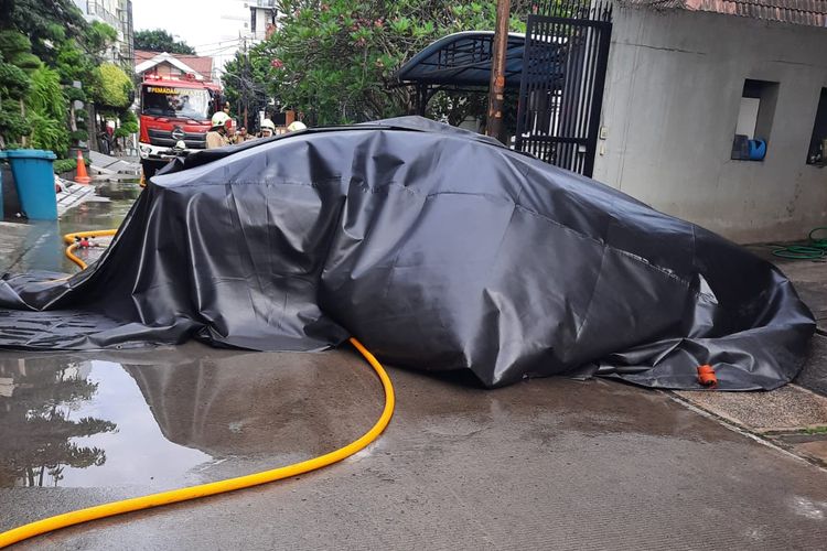 BYD Seal terbakar di Palmerah, Jakarta Barat