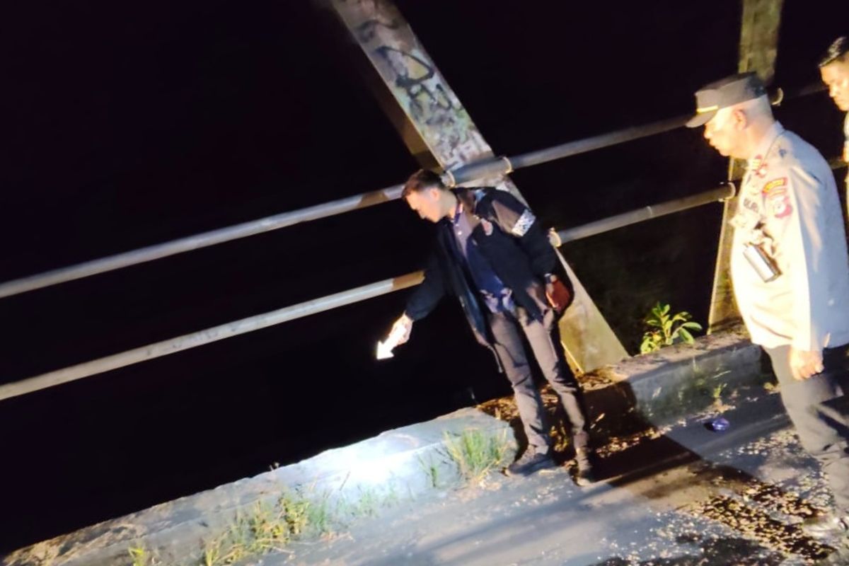 Polisi melakukan olah TKP di lokasi duel maut yang menewaskan seorang pelajar di Kabupaten Cianjur, Jawa Barat.