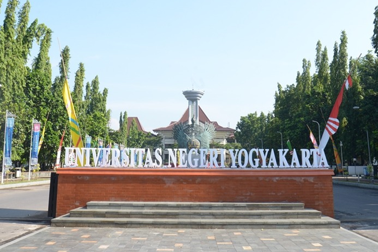 Universitas Negeri Yogyakarta termasuk kampus dengan jurusan S1 Administrasi Publik terbaik di Indonesia.