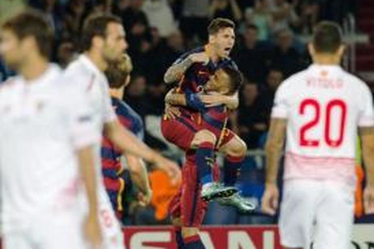 Bintang Barcelona, Lionel Messi, merayakan golnya, seusai membobol gawang Sevilla, pada Piala Super Eropa, Selasa atau Rabu (12/8/2015) dini hari WIB. 