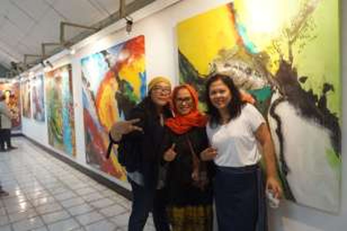 Tiga perupa wanita dari berbagai daerah, Mol (Bandung), Maria Tiwi (Tangerang), dan Pini Fe (Jambi) mencoba mempertemukan karya-karya lukisan mereka dalam pameran bertajuk Geliat di Balai Budaya Jakarta, mulai 24 sampai 30 Juli 2016.