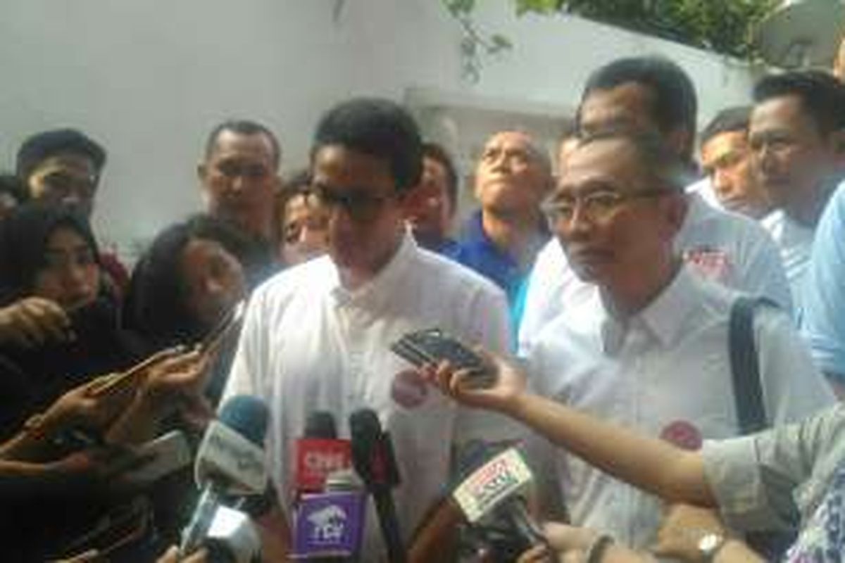 Calon wakil gubernur DKI Jakarta Sandiaga Uno bersama mantan komisioner KPK Adnan Pandu Praja di posko tim pemenangan Anies-Sandi, Jalan Cicurug, Menteng, Jakarta Pusat, Minggu (30/10/2016).