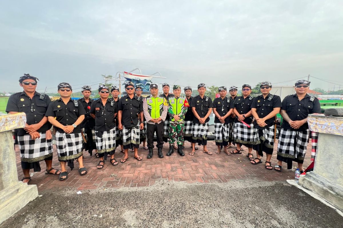 Tim Pecalang Desa Adat Cemenggaon, Desa Celuk, Kabupaten Gianyar.