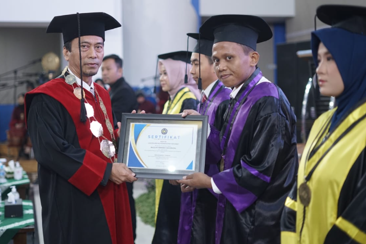 Salah satu wisudawan Universitas Muhammadiyah Sidoarjo Mochammad Firman Fachrizzal berhasil lulus dengan IPK 3,95 di tengah kesibukan bekerja.