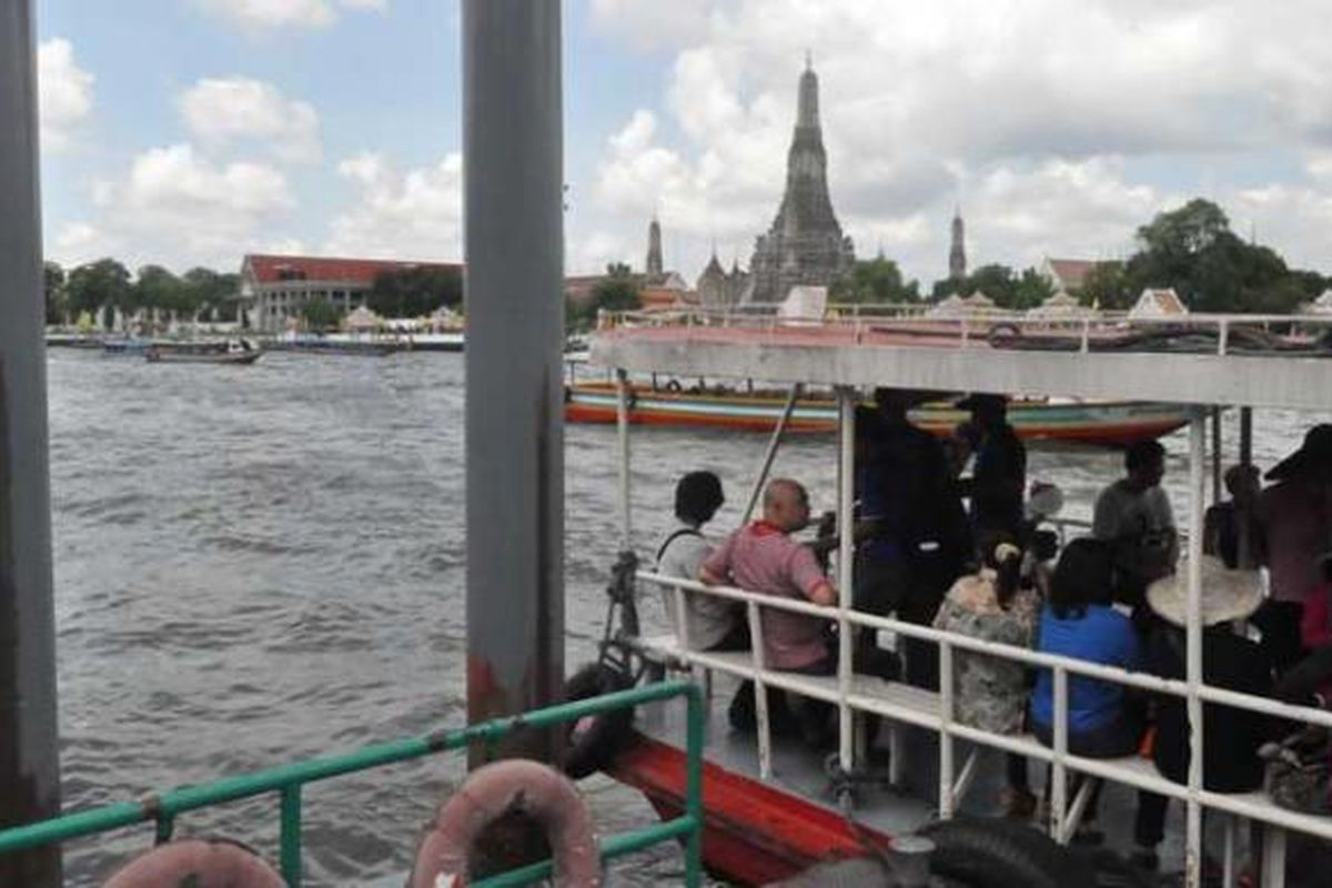 Sejumlah perahu siap mengantarkan wisatawan melintasi Sungai Chao Phraya di Bangkok, Thailand, awal Mei lalu, guna mengunjungi Candi Wat Arun yang tampak dari kejauhan. 