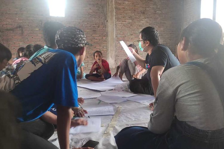 Sebanyak 15 anak sekitar Gunung Brintik belajar bersama relawan Anantaka di Balai RT, MInggu (25/9/2022).