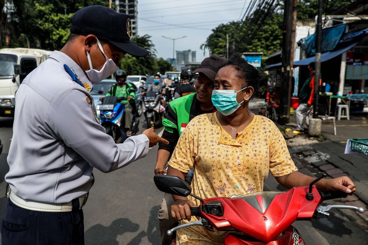 Petugas gabungan dari TNI, Polri, Polisi Pamong Praja dan Dishub DKI Jakarta melakukan imbauan kepada pengendara motor untuk dapat mematuhi penerapan Pembatasan Sosial Berskala Besar (PSBB) di jalan Penjernihan, Tanah Abang, Jakarta Pusat, Senin (13/4/2020). Imbauan ini dilakukan agar masyarakat menerapkan pembatasan sosial berskala besar (PSBB) selama 14 hari, yang salah satu aturannya adalah pembatasan penumpang kendaraan serta anjuran untuk menggunakan masker jika berkendara.