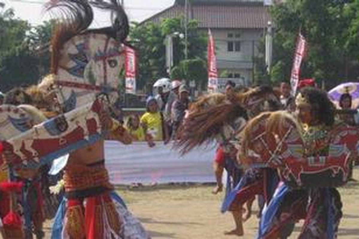 Kelompok kesenian kuda lumping saat tampil dalam festival kesenian rakyat di Alun-alun Kendal, Jawa Tengah, Kamis (12/7/2012).