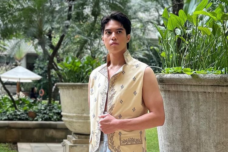 Cerita Didiet Maulana Merancang Busana Siraman El Rumi, Sentuhan Waistcoat Regency