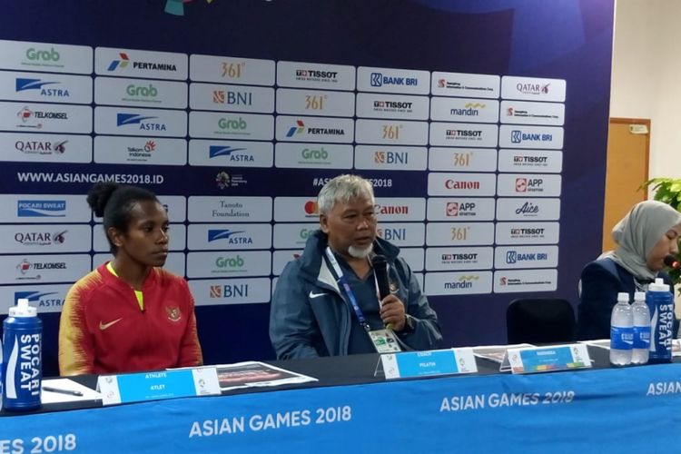 Pelatih timnas putri Indonesia, Satia Bagdja (kanan), dalam konferensi pers usai laga melawan Taiwan pada pertandingan kedua penyisihan Grup A Asian Games 2018, Minggu (19/8/2018).