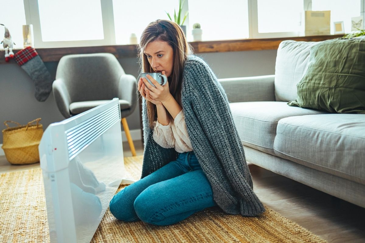 Tak hanya flu, berada di area yang memiliki udara dingin adalah salah satu penyebab badan menggigil kedinginan.