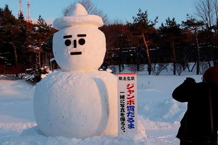 Manusia salju yang dibangun di area Museum Penjara Abashiri, Hokkaido, Jepang.