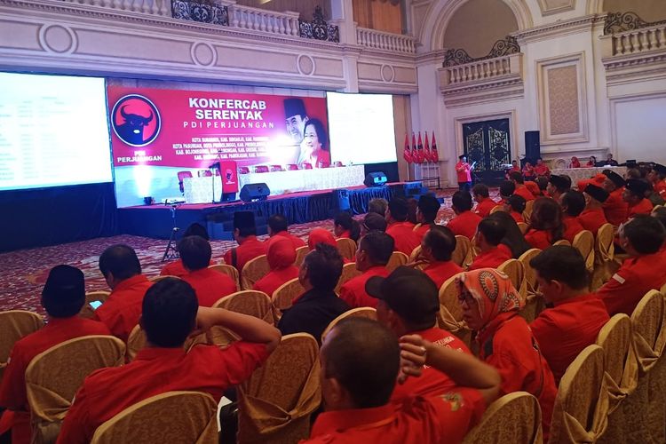 Forum Konfercab PDIP Surabaya di Garden Palace Surabaya, Minggu (7/7/2019)