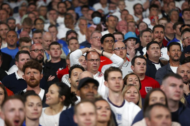 Suporter Inggris di tribun penonton saat pertandingan final Piala Eropa 2020 antara Inggris dan Italia di stadion Wembley di London, Minggu, 11 Juli 2021.