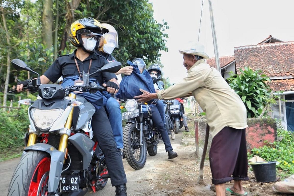 Ketua TP PKK Jawa Barat Atalia Praratya Ridwan Kamil saat berkeliling menggunakan sepeda motor kesayangannya ke wilayah Kabupaten Bandung Barat, Jumat (15/4/2022).