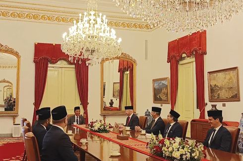 Pakai Jas dan Peci, Pengurus FIFA Temui Presiden Jokowi di Istana
