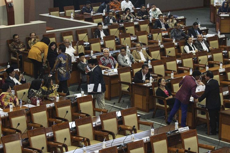 Sejumlah anggota fraksi Partai Nasdem melakukan walk-out pada rapat paripurna pengambilan keputusan revisi UU MD3 di Kompleks Parlemen, Senayan, Jakarta, Senin (12/2/2018). Rapat Paripurna DPR resmi mengesahkan revisi Undang-Undang Nomor 17 Tahun 2014 tentang MPR, DPR, DPRD dan DPD (MD3).