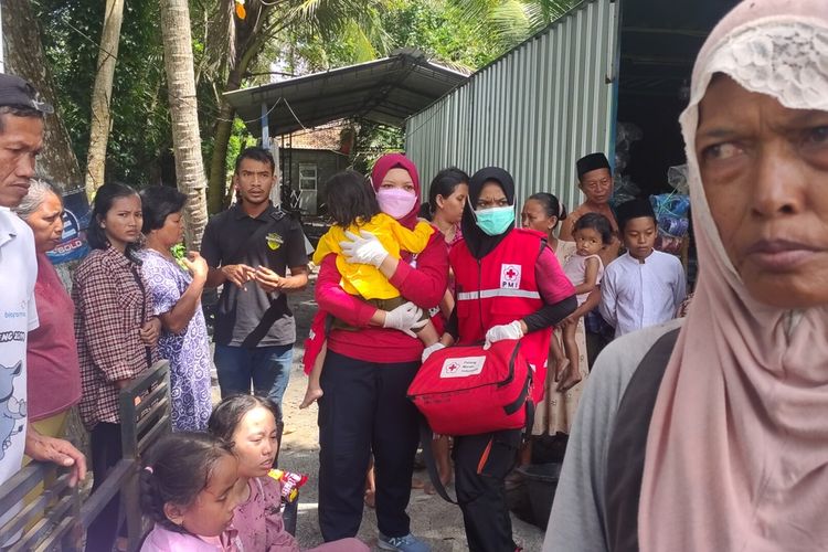 Polisi Sektor Panjatan dan PMI Kulon Progo evakuasi korban kecelakaan di jalur lintas Selatan Kabupaten Kulon Progo, Daerah Istimewa Yogyakarta. Delapan orang luka ringan hingga berat, terdiri dua pria dewasa, dua perempuan dewasa, tiga anak-anak dan satu bayi delapan bulan.