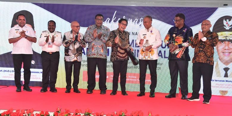 Menteri Desa, Pembangunan Daerah Tertinggal, dan Transmigrasi (Mendes PDTT) Abdul Halim Iskandar berfoto bersama tokoh adat dalam Rapat Koordinasi Nasional (Rakornas) Percepatan Pembangunan Daerah Tertinggal 2024 di Wamena, Kabupaten Jayawijaya, Papua Pegunungan, pada Rabu (17/7/2024).