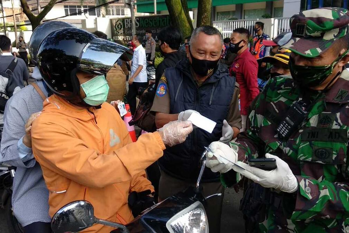 Pemeriksaan kendaraan di hari pertama pemberlakuan PSBB di Kota Bandung.