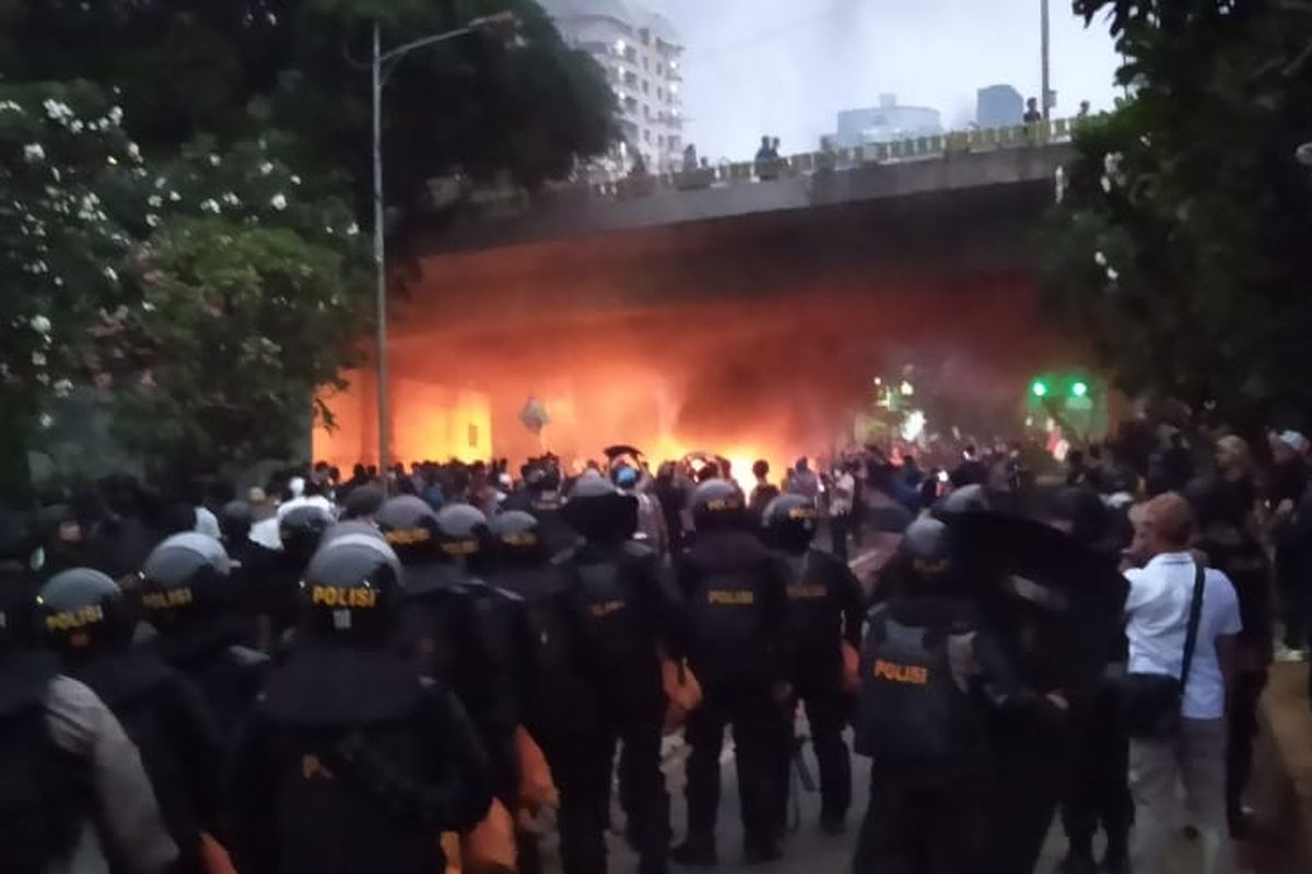 Kepolisian terus memukul mundur massa menjauh dari sekitar Kompleks Parlemen Senayan, Jakarta, Selasa (24/9/2019) petang.