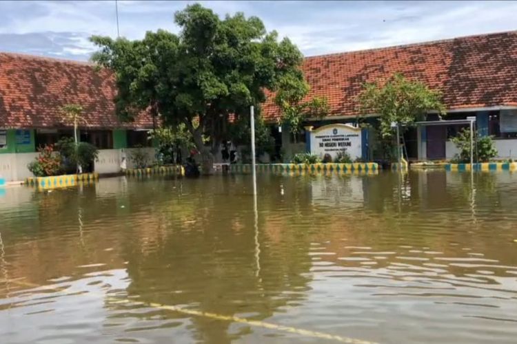 Sekolah Dasar Negeri (SDN) Weduni di Kecamatan Deket, yang turut kebanjiran akibat meluapnya Bengawan Njero di Kabupaten Lamongan, Jawa Timur.