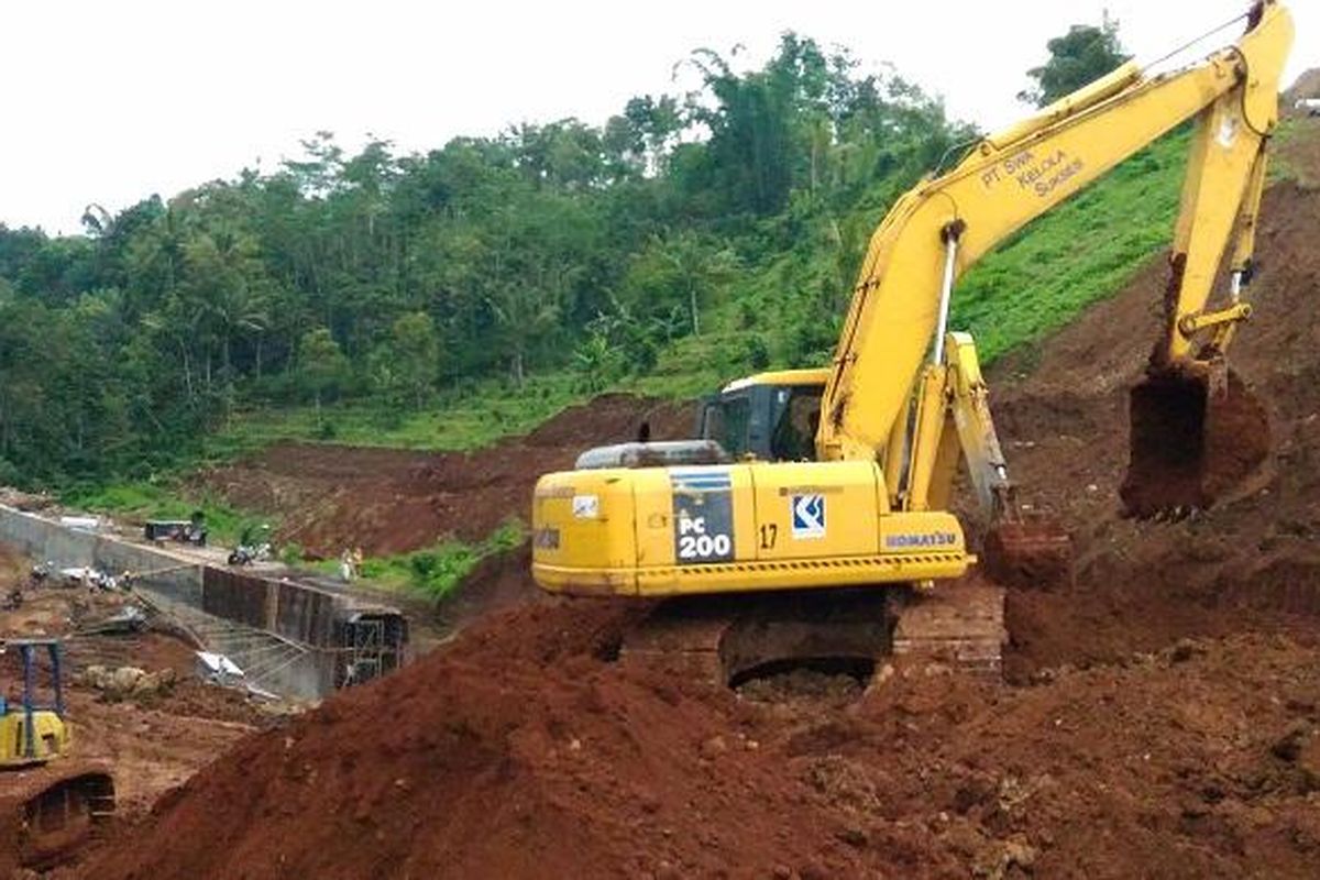 Beberapa alat berat seperti ekscavator masih bekerja di lokasi pembangunan Seksi III Tol Semarang Solo Ruas Bawen-Salatiga, Selasa (26/4/2016).