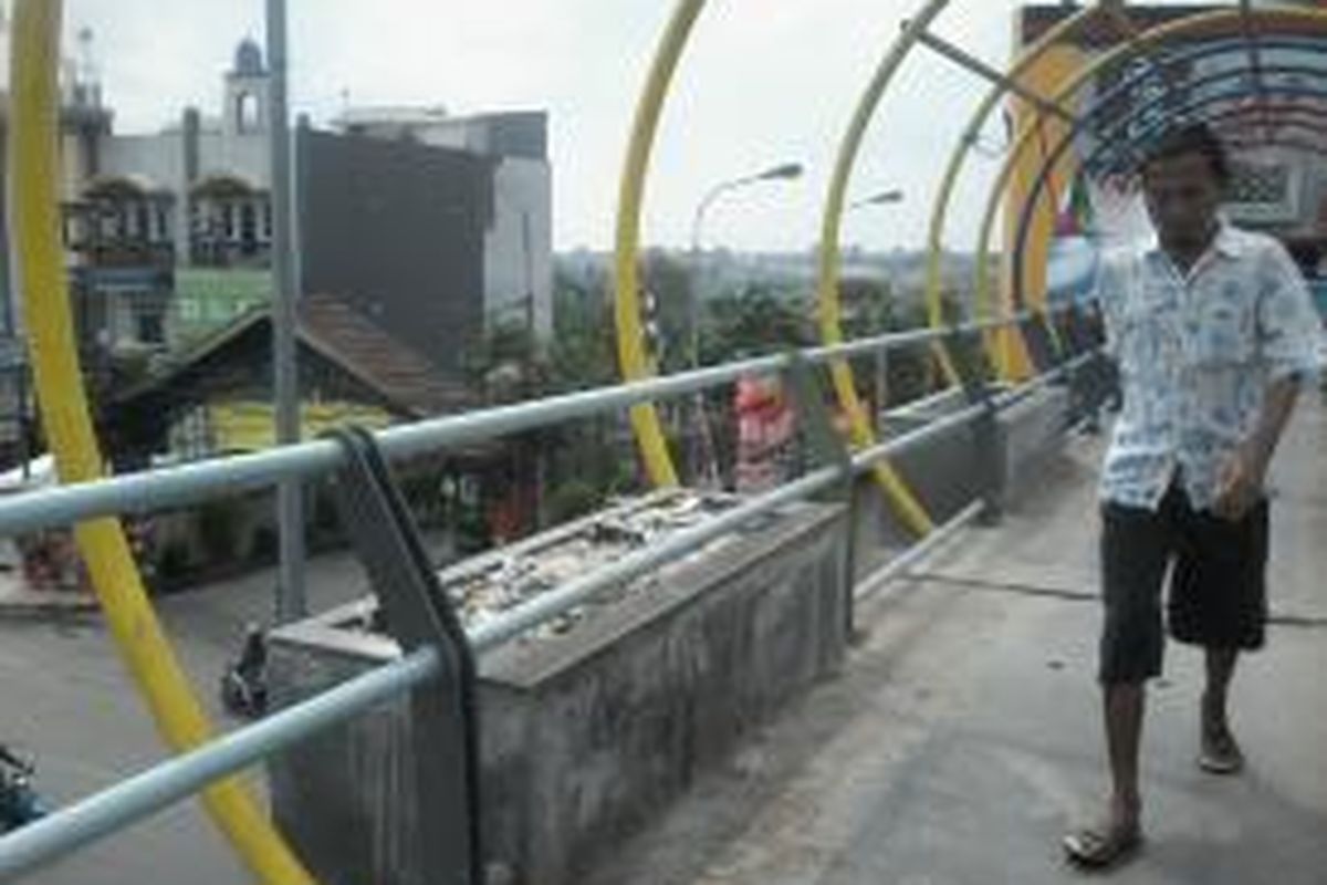 pot penuh sampah di Jembatan Penyeberangan Orang (JPO) depan Terminal Depok.