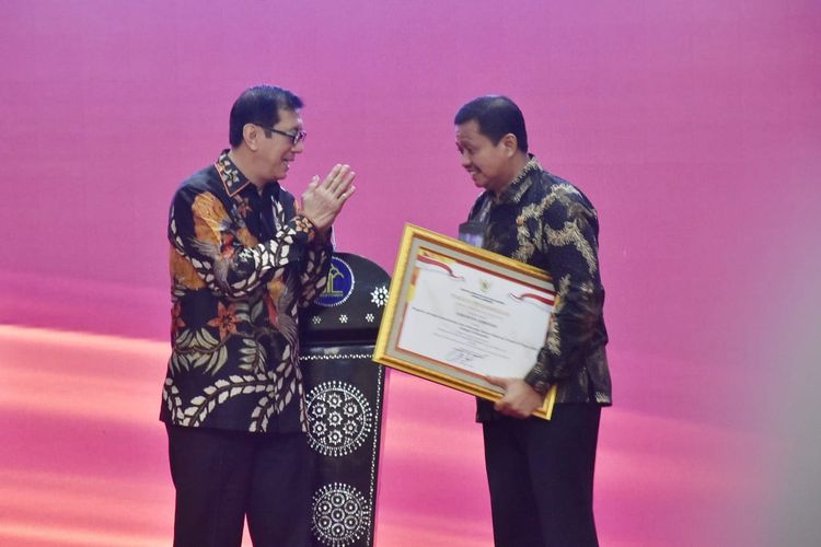 Menteri Hukum dan Hak Asasi Manusia (Menkumham) Yasona H Laoly secara simbolis memberikan penghargaan kepada Bupati Sumedang Dony Ahmad Munir dalam Pertemuan Nasional Pengelola JDIH Tahun 2022  di Grand Sahid Jaya Hotel, Jalan Jenderal Sudirman, Jakarta Pusat, Selasa (18/10/2022).