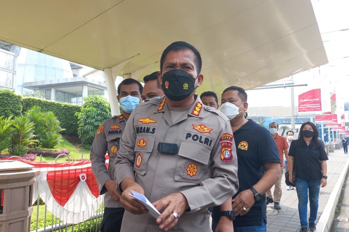 Kapolres Metro Depok Kombes Pol Imran Edwin Siregar saat berada di depan area Mal Margo Cit, Depok, Minggu (22/8/2021).