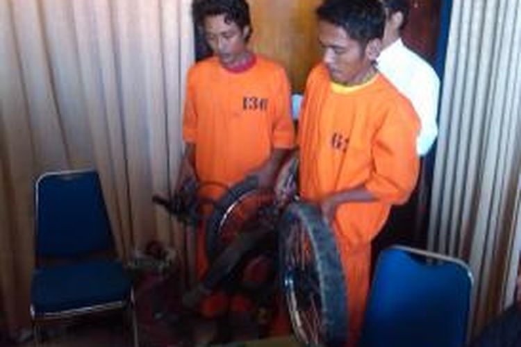 Tersangka pencurian sepeda motor Aan dan David menunjukkan hasil 