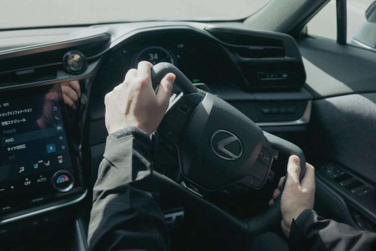 Lexus RZ 500e memiliki kemudi bergaya yoke  yang mampu mengoptimalkan kerja teknologi steer-by-wire (SBW). 