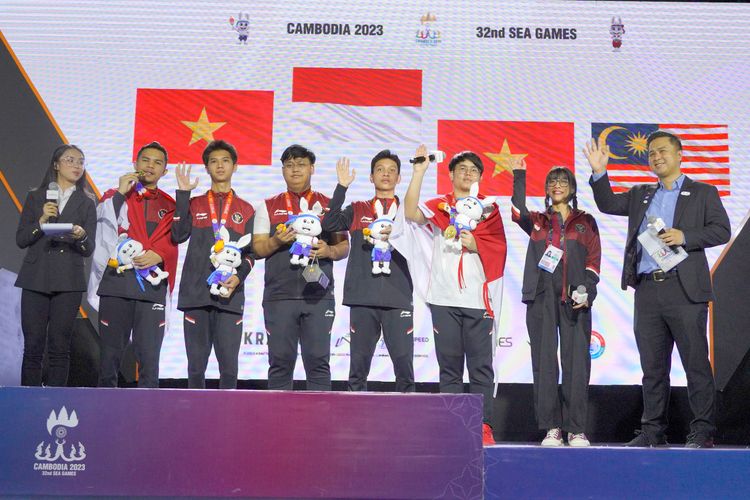Timnas PUBG Mobile raih medali emasi di ajang SEA Games 2023. Tim Indonesia berhasil meraih 76 emas, 66 perak, dan 94 perunggu sampai Senin (15/5/2023) malam WIB dan menempati peringkat tiga dalam klasemen medali SEA Games 2023 Kamboja.