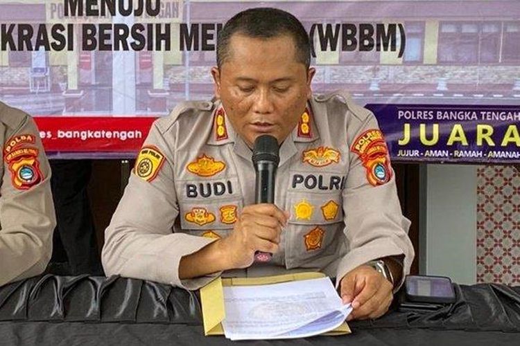 Kapolres Bangka Tengah, AKBP Dwi Budi Murtiono saat menyampaikan pres release kasus pencurian di rumah dinasnya, Jumat (14/4/2023). 