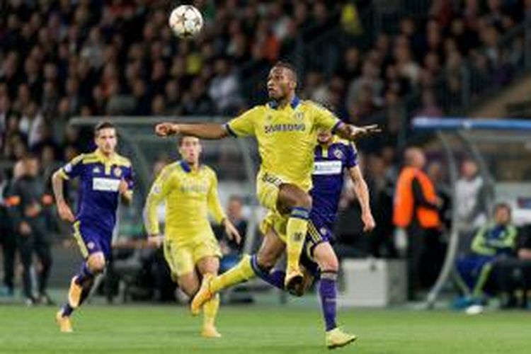 Aksi bomber Chelsea, Didier Drogba, saat menghadapi Maribor pada matchday keempat Grup G Liga Champions di Maribor, Rabu (5/11/2014). 