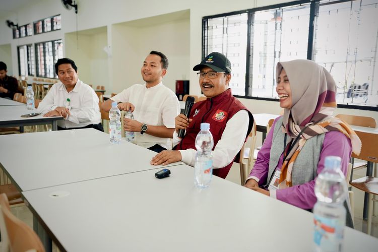 Menteri  Sosial Saifullah Yusuf (Gus Ipul) didampingi Walikota Surakarta Respati Ardi berdialog dengan pendamping PKH serta guru dan tenaga pendidkan SRMA 17 Surakarta. Dalam kunjungannya untuk meninjau SRMA 17 Surakarta Minggu (20/7/2025) tersebut, Gus Ipul mengajak para pendamping untuk mendukung kesuksesan Sekolah Rakyat.