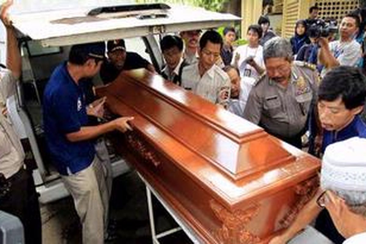 Peti jenazah terduga teroris yang tewas dalam penyergapan Detasemen Khusus 88 Antiteror di Dusun Cungkrungan, Blangwetan Klaten Utara, Jawa Tengah tiba di RS Polri Sukanto, Jakarta Timur, Kamis (24/6/2010).  Selain menembak mati Yuli Karsono, Densus 88 juga meringkus dua orang lagi saat penyergapan pada Rabu (23/6/2010) itu.