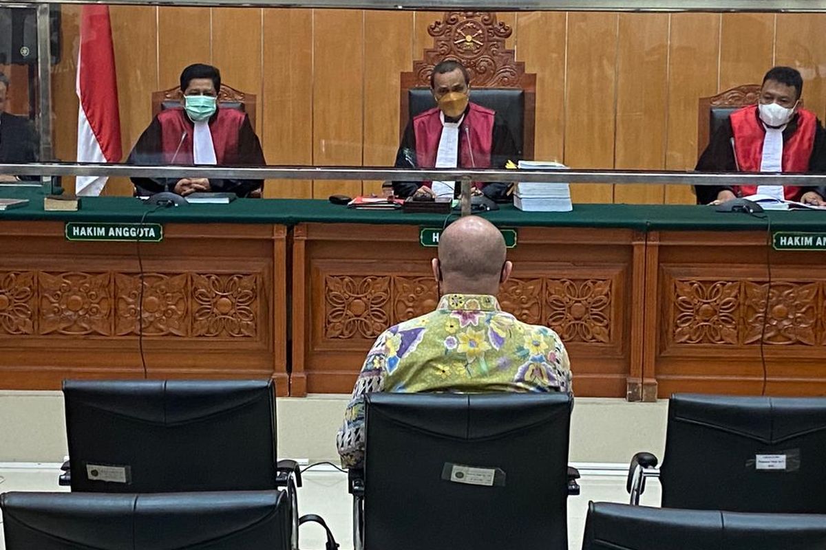 Terdakwa kasus peredaran narkotika jenis sabu, Irjen Teddy Minahasa di Pengadilan Negeri Jakarta Barat, Senin (13/2/2023). Teddy menghadiri sidang dengan agenda tahap pembuktian mendengarkan keterangan saksi-saksi dari jaksa penuntut umum. 