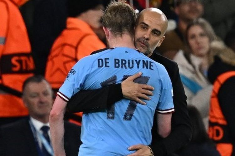 Pelatih Man City, Pep Guardiola, memeluk Kevin De Bruyne usai ditarik keluar dalam pertandingan melawan Real Madrid pada leg kedua semifinal Liga Champions 2022-2023. Laga Man City vs Madrid bergulir di Stadion Etihad pada 17 Mei 2023. Terkini, Man City akan menghadarpi Inter Milan dalam final Liga Champions 2022-2023 pada Minggu (11/6/2023). (Foto oleh Paul ELLIS / AFP)