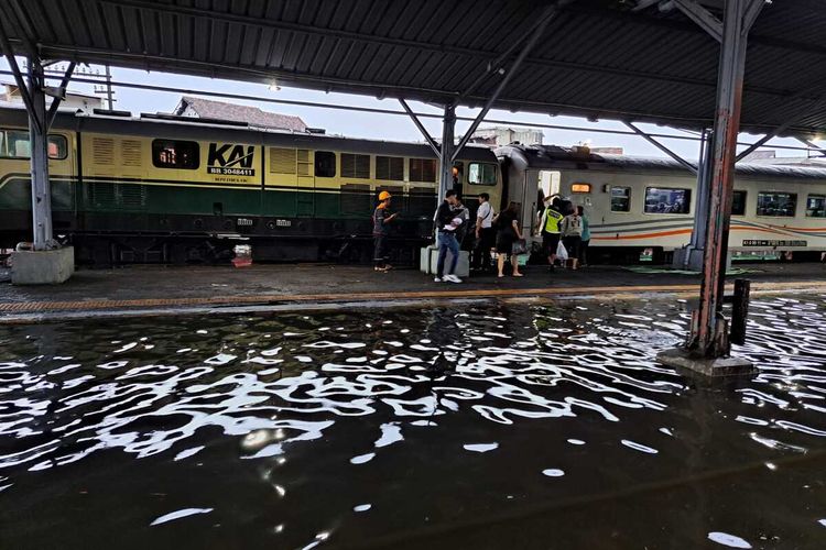 Kondisi banjir di Stasiun Tawang Semarang, Kamis (14/3/2024).