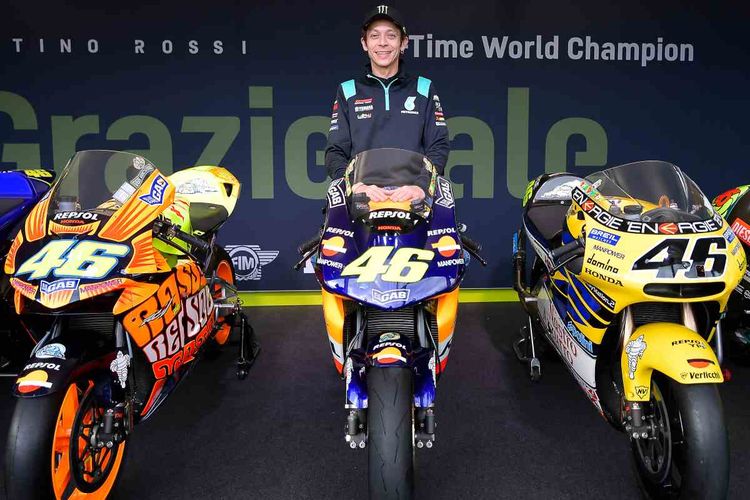 Valentino Rossi berpose di motor-motor yang pernah membawanya jadi juara dunia.