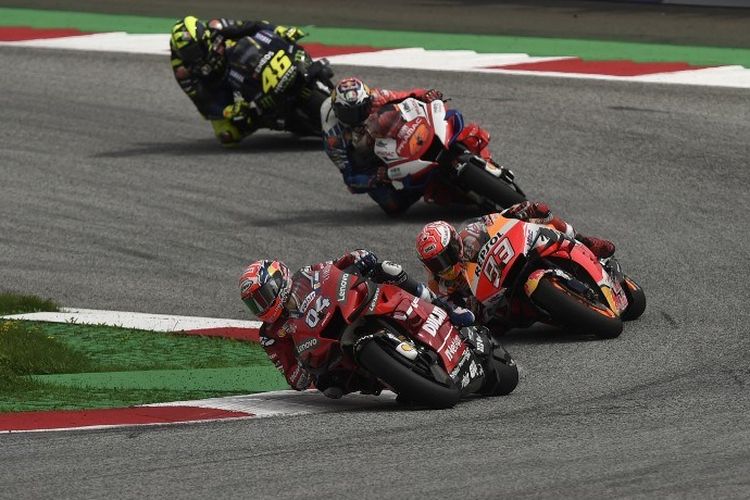 (From front to back) Mission Winnow Ducatis Italian rider Andrea Dovizioso, Repsol Honda Teams Spanish rider Marc Marquez, Pramac Racings Australian rider Jack Miller and Monster Energy Yamahas Italian rider Valentino Rossi ride their motorbikes during the race of the Austrian Moto GP Grand Prix in Spielberg on August 11, 2019. (Photo by VLADIMIR SIMICEK / AFP)