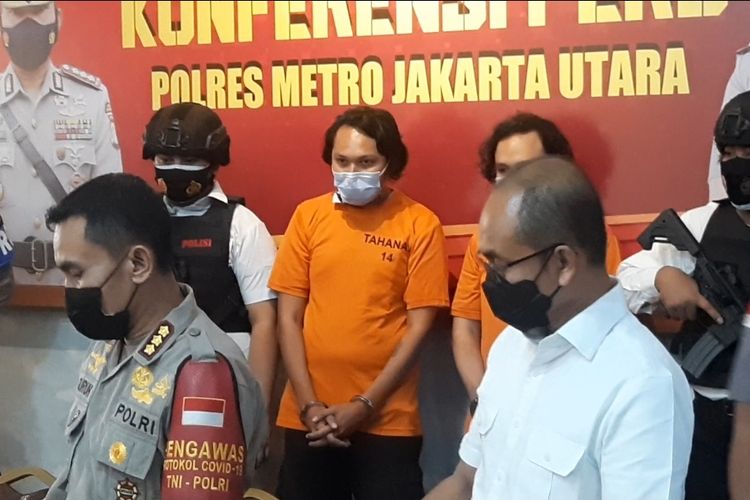 Vokalis band Deadsquad , Daniel Mardhany (berbaju tahanan orange) menghadiri rilis pers kasus penyalahgunaan narkotika di Polres Metro Jakarta Utara, Senin (3/5/2021).