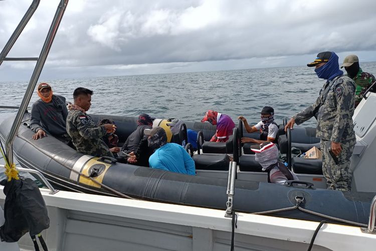 Penangkapan sejumlah Warga Malaysia yang melakukan aktifitas sport fishing illegal di perairan Laut Sebatik. Dari penangkapan, KKP berhasil mengamankan 8 WNA Malaysia dan 1 orang berpaspor Indonesia.