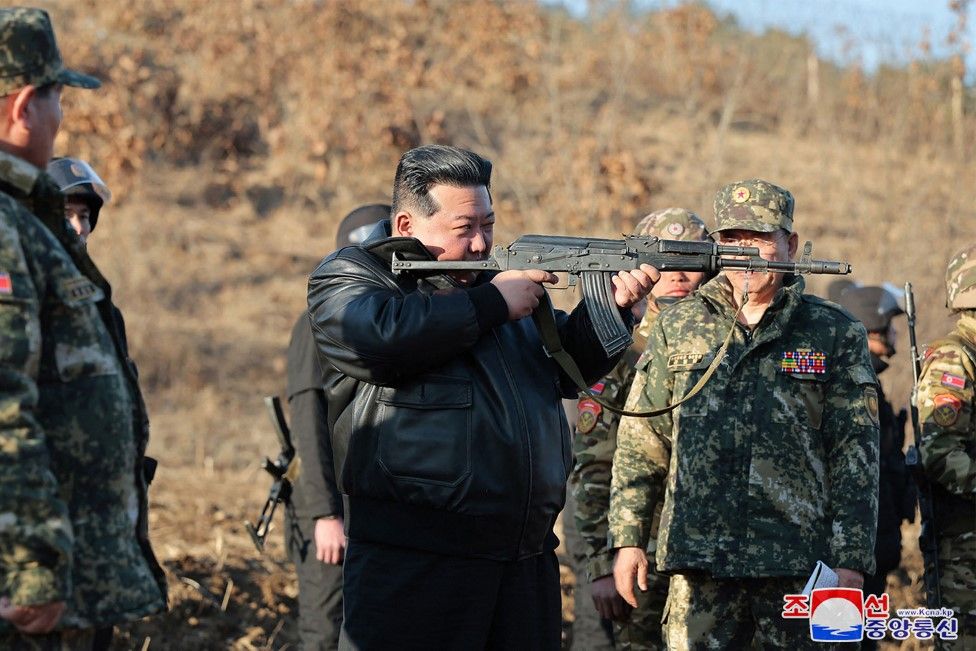 Kim Jong Un Acungkan Senjata Saat Periksa Pasukannya